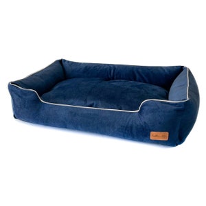 K&ouml;nnte beinhalten: Ein marineblaues, rechteckiges Haustierbett mit samtiger Textur. Das Bett hat eine wei&szlig;e Paspel an den R&auml;ndern und ein braunes Lederetikett. Dieses bequeme Bett ist f&uuml;r kleine bis mittelgro&szlig;e Hunde konzipiert und bietet einen gem&uuml;tlichen Ruheplatz.