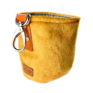 Yellow mustard treat bag for dog owners closed with a magnet. Easy to clean dog training bag with an inner sac. Strong, pet friendly fabric.
