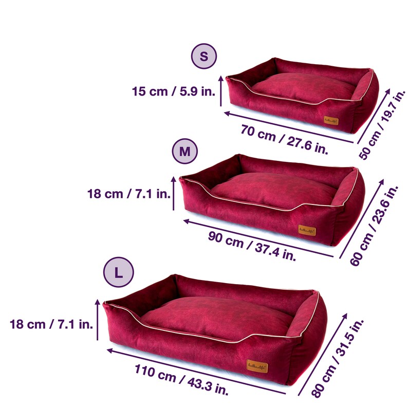 K&ouml;nnte beinhalten: Drei bordeauxfarbene Hundebetten in verschiedenen Gr&ouml;&szlig;en: klein (70 cm lang), mittel (90 cm lang) und gro&szlig; (110 cm lang). Jedes Bett hat eine wei&szlig;e Umrandung und eine rechteckige Form, mit Ma&szlig;en in cm und Zoll.