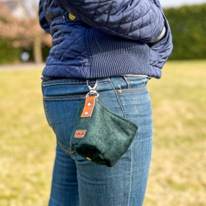 Green treat bag for dog owners closed with a magnet. Easy to clean dog training bag with an inner sac. Strong, pet friendly fabric.