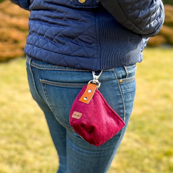 Bolsa de golosinas de cereza para dueños de perros cerrada con un imán. Bolsa de entrenamiento fácil de limpiar con bolsa interior roja. Tejido resistente y apto para mascotas.