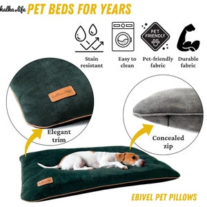 Puede incluir: Una cama para mascotas verde y marr&oacute;n con una cremallera oculta y un ribete elegante. La cama es resistente a las manchas, f&aacute;cil de limpiar y est&aacute; hecha con tela apta para mascotas. El texto "halka life" est&aacute; en la cama. El texto "EBIVEL PET PILLOWS" est&aacute; en la parte inferior de la imagen.