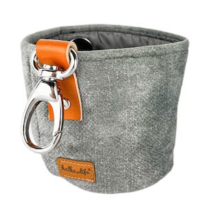 Grey treat bag for dog owners closed with a magnet. Easy to clean training bag with an inner, detachable sac. Strong, pet friendly fabric.