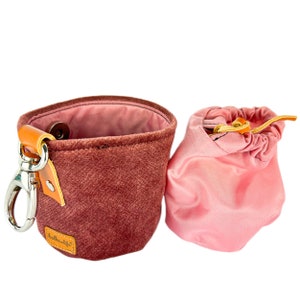 Rosa Leckerlibeutel für Hundebesitzer mit Magnet verschlossen. Leicht zu reinigender Trainingsbeutel mit einem inneren, abnehmbaren Beutel. Robuster, tierfreundlicher Stoff.