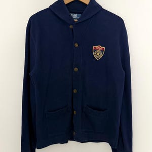 Cardigan vintage Polo Ralph Lauren con collo a scialle – Toppa con stemma blu navy, stile Ivy, taglia L