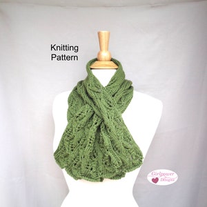 Puede incluir: Patrón de tejido para una bufanda de punto de cable verde. La bufanda se muestra en un maniquí blanco. El texto "Knitting Pattern" está en la parte superior de la imagen. El texto "Girlpower Designs" está en la parte inferior de la imagen.