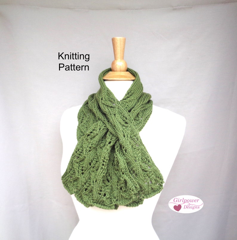 Pode incluir: Padr&atilde;o de tric&ocirc; para uma echarpe de tric&ocirc; tran&ccedil;ado verde. A echarpe &eacute; exibida em um manequim branco. O texto "Knitting Pattern" est&aacute; no topo da imagem. O texto "Girlpower Designs" est&aacute; na parte inferior da imagem.