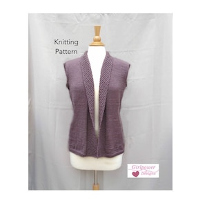 Könnte beinhalten: Eine ärmellose Strickweste in einem gedämpften Lila, auf einer Schaufensterpuppe präsentiert. Die Weste hat einen Schalkragen und ein strukturiertes Strickmuster. Die Worte "Knitting Pattern" sind oben links zu sehen. Das Girlpower Designs Logo befindet sich unten rechts.