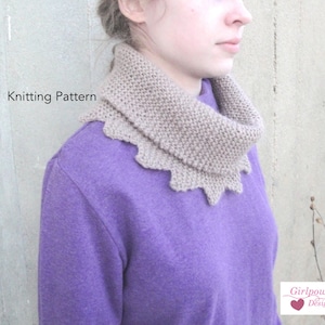 Może przedstawiać: Wzór na szydełkowy komin w kolorze beżowym z falowanym brzegiem. Komin nosi osoba w fioletowym swetrze. Wzór zawiera tekst "Knitting Pattern". Wzór zawiera tekst "Girlpower Designs".