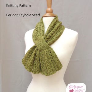 Puede incluir: Bufanda verde tejida con un diseño de ojo de cerradura, exhibida en un maniquí. La bufanda está hecha de hilo texturizado. El texto "Knitting Pattern Peridot Keyhole Scarf" es visible.
