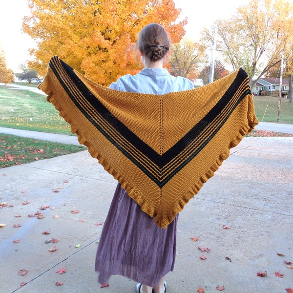 Triangle Shawl with Stripes and Ruffle, Seed Stitch, Worsted Aran Yarn Trendsetter Merino VIII