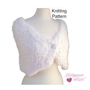 Könnte beinhalten: Weiße gestrickte Schulterwärmer mit Perlenknopfverschluss. Die Schulterwärmer werden auf einer weißen Puppe präsentiert. Der Text "Knitting Pattern" und "Girlpower Designs" ist im Bild sichtbar.