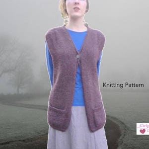 Op de afbeelding: Een gebreid mouwloos vest in een gedempte paarse tint, met een enkele knoopsluiting en twee voorzakken. Het vest wordt gedragen over een blauwe top en een lichtgekleurde rok. De woorden "Knitting Pattern" zijn zichtbaar.