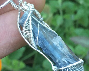 Pendentif en fil métallique en forme de cyanite et argent sterling massif
