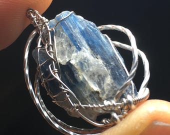 Pendentif en fil métallique en forme de cyanite et argent sterling massif
