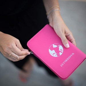 Porte-passeport de recharge pour téléphone 13 variantes Portefeuille de voyage avec protection RFID et batterie externe ultra-fine amovible pour tous les téléphones LIVRAISON GRATUITE Fuchsia- WANDERLUST