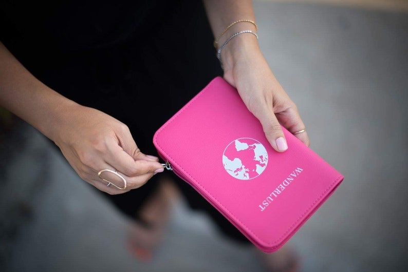 Porte-passeport de recharge pour téléphone 13 variantes Portefeuille de voyage avec protection RFID et batterie externe ultra-fine amovible pour tous les téléphones LIVRAISON GRATUITE Fuchsia- WANDERLUST