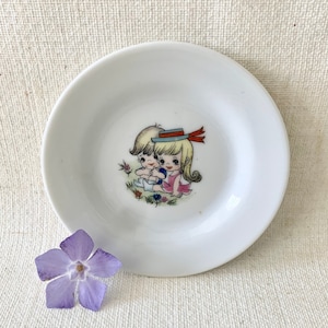 ヴィンテージ 1970 年代 大きな目をした子供たちの小さな陶器の皿、日本製、キッチュでかわいい小皿、ティーパーティー、ドールハウス、ミニチュア、リング皿