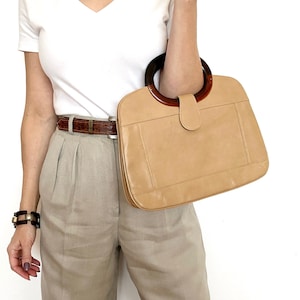 Bolso vintage de piel sintética color canela de los años 70 con asa redonda de plástico, bolso de piel sintética estilo bohemio de los años 70 para otoño e invierno, bolso neutro con accesorios vintage