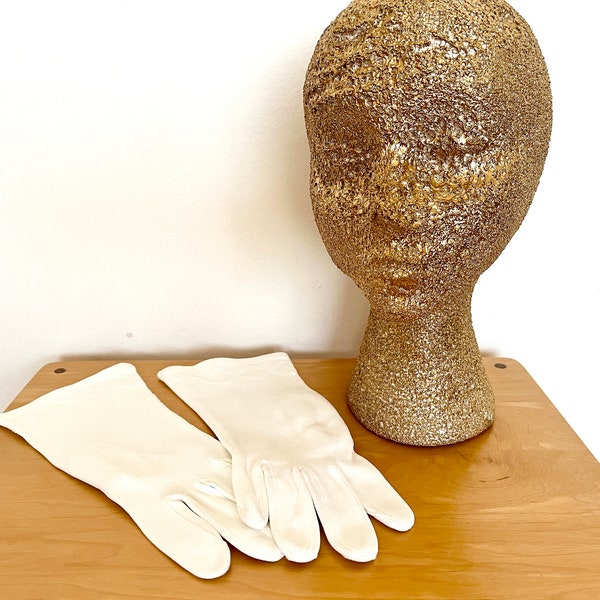 Vintage 1960s White Nylon Wrist Length Ladies Gloves with Diamond Pattern, Classic Mid Century Accessory, Elegant Wedding Bridal Gloves
