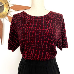 Vintage 1990s Red & Black Giraffe Print Short Sleeve Sweater by Sag Harbor, Soft Animal Print Knit Shell, Non Wool Sweater, Graphic Top, L