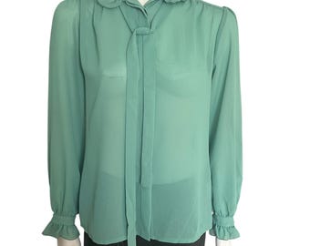Blusa vintage elegante verde menta dos anos 70 com detalhes em babados.