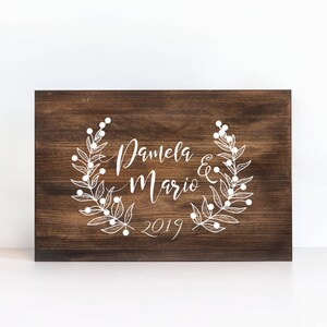 Cartel De Madera Personalizado "Bienvenidos Corona De Flores"