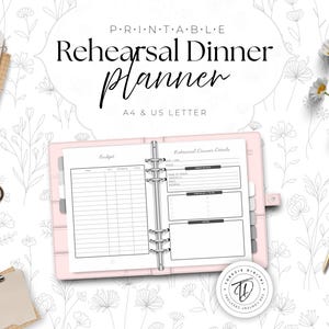 Puede incluir: Una carpeta rosa con un planificador de cena de ensayo impreso, A4 y US LETTER. El planificador está abierto, revelando páginas rayadas para presupuestos y detalles. La imagen incluye tijeras, un bloc de notas y lápices, con acentos florales.