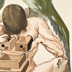 Puede incluir: Ilustraci&oacute;n antigua que presenta una figura con piel clara, cabello casta&ntilde;o y un ala verde. El torso de la figura tiene varias estructuras peque&ntilde;as en forma de caja, marrones, con perillas negras. La obra de arte tiene una est&eacute;tica vintage.