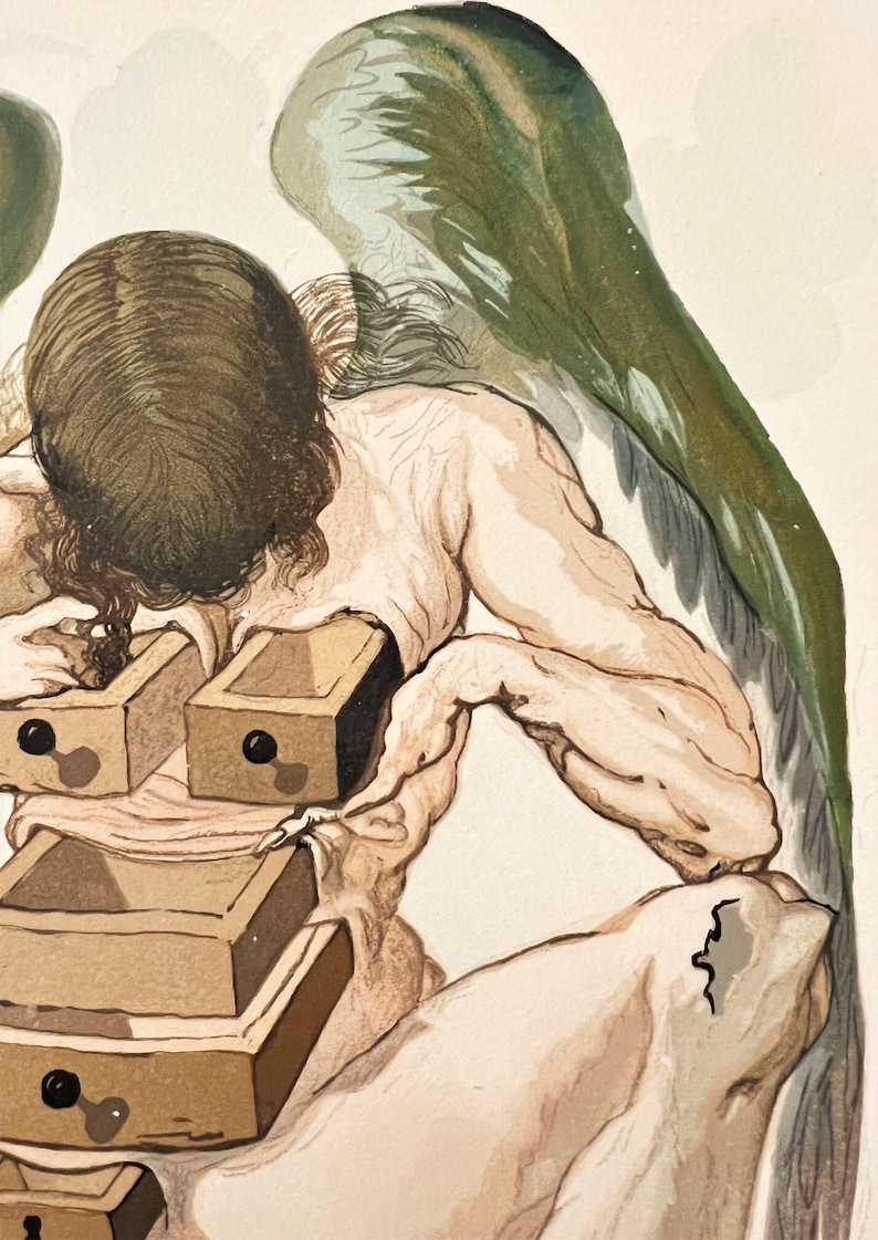 Puede incluir: Ilustraci&oacute;n antigua que presenta una figura con piel clara, cabello casta&ntilde;o y un ala verde. El torso de la figura tiene varias estructuras peque&ntilde;as en forma de caja, marrones, con perillas negras. La obra de arte tiene una est&eacute;tica vintage.