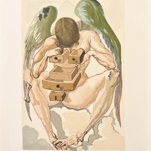 Puede incluir: Ilustraci&oacute;n art&iacute;stica de una figura con alas de &aacute;ngel y un cuerpo humano, con varios peque&ntilde;os cajones de madera en lugar del pecho y el abdomen. La figura est&aacute; sentada, con un tono de piel neutro, y las alas son verdes y grises.