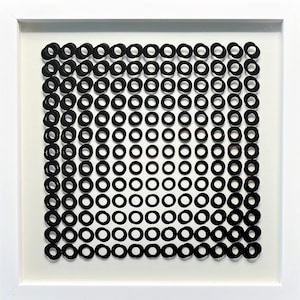 Victor Vasarely - Dos serigrafías superpuestas y espaciadas, una sobre cartón y la otra sobre película transparente, crean el efecto cinético.