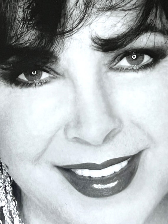 Hollywood Star - Elizabeth Taylor - Original Autograph on Maxi