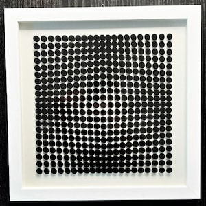 Victor Vasarely: Twee overlappende zeefdrukken op afstand, één op karton en de andere op transparante folie zorgen voor het kinetische effect.