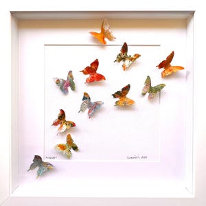 Papillons en papier faits à la main par l'artiste, peints avec des couleurs acryliques. Encadré 3D, décoration murale.
