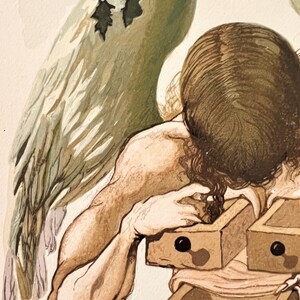 Puede incluir: Pintura a la acuarela de una figura con una gran ala detallada. La figura se inclina sobre dos peque&ntilde;as cajas rectangulares con perillas negras. El ala es una mezcla de tonos verdes, blancos y marrones, con una secci&oacute;n faltante.