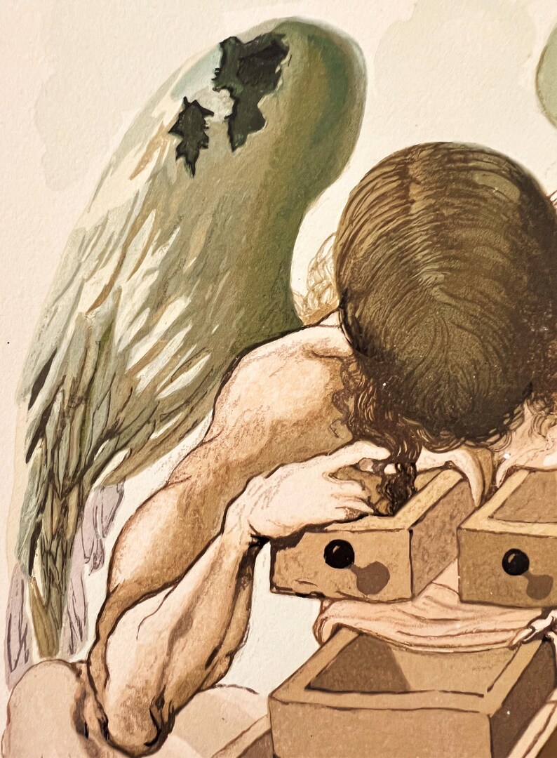 Puede incluir: Pintura a la acuarela de una figura con una gran ala detallada. La figura se inclina sobre dos peque&ntilde;as cajas rectangulares con perillas negras. El ala es una mezcla de tonos verdes, blancos y marrones, con una secci&oacute;n faltante.