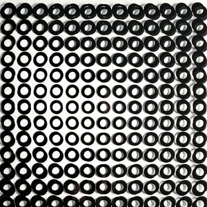 Victor Vasarely - Duas serigrafias sobrepostas e espaçadas, uma em papelão e outra em filme transparente criam o efeito cinético.
