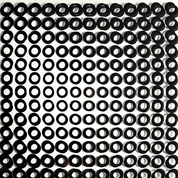 Victor Vasarely  Deux sérigraphies espacées superposées, l'une sur carton, l'autre sur film transparent créent l'effet cinétique.