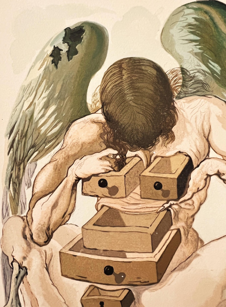 Puede incluir: Ilustraci&oacute;n art&iacute;stica que representa una figura con alas y un torso parcialmente expuesto. El pecho de la figura presenta varios cajones de madera abiertos. La obra de arte utiliza una paleta de colores apagados con tonos marrones, beige y verdes.