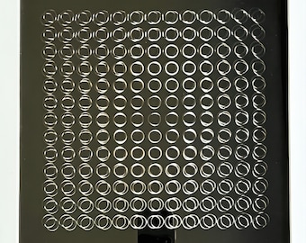 Victor Vasarely - Zwei überlappende Siebdrucke, einer auf Karton, der andere auf transparenter Folie erzeugen den kinetischen Effekt.