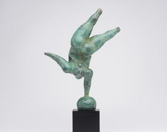 Patinated bronze sculpture - Height 46 cm.