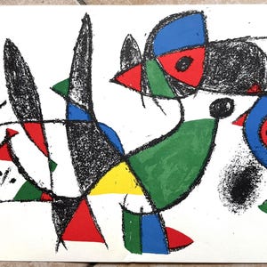 Könnte beinhalten: Abstrakter Kunstdruck mit farbenfrohen geometrischen Formen und Linien. Das Kunstwerk verwendet Rot, Blau, Grün, Gelb und Schwarz vor einem weißen Hintergrund. Der Stil erinnert an moderne Kunst aus der Mitte des Jahrhunderts.