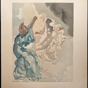 Puede incluir: Una impresi&oacute;n art&iacute;stica que representa figuras con t&uacute;nicas fluidas, ba&ntilde;adas en luz et&eacute;rea. Las figuras est&aacute;n representadas en tonos de azul, blanco y gris, con una figura con halo en el fondo. La obra de arte evoca una sensaci&oacute;n de espiritualidad y ascensi&oacute;n.