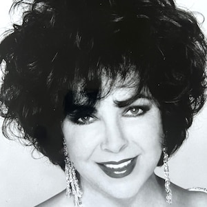 Hollywood Star - Elizabeth Taylor - Original Autograph on Maxi Photo - Hollywood diva, movie star, film icon, Liz Taylor actress.