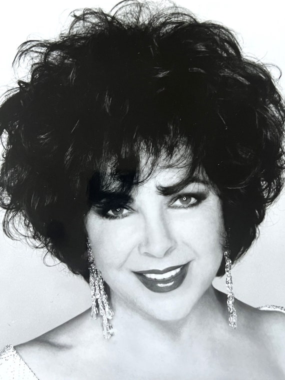 Hollywood Star - Elizabeth Taylor - Original Autograph on Maxi