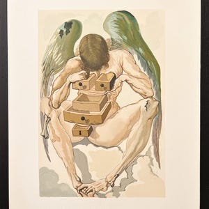 Puede incluir: Una estampa surrealista que presenta una figura desnuda con alas de &aacute;ngel y la cabeza inclinada. La figura tiene varios cajones de madera peque&ntilde;os en lugar de un torso. Las alas son verdes y la figura est&aacute; sentada en una nube.