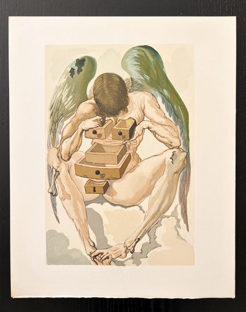 Puede incluir: Una estampa surrealista que presenta una figura desnuda con alas de &aacute;ngel y la cabeza inclinada. La figura tiene varios cajones de madera peque&ntilde;os en lugar de un torso. Las alas son verdes y la figura est&aacute; sentada en una nube.