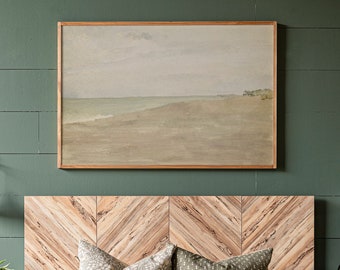 Puede incluir: Un dormitorio con una pared verde, una cabecera de madera con un patrón de chevron y una cama con ropa de cama y almohadas blancas. Hay dos mesitas de noche con lámparas y un jarrón con una planta en una de las mesas.