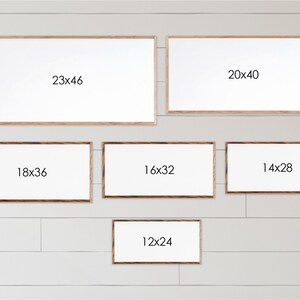 Może przedstawiać: Wystawa sześciu drewnianych ramek do zdjęć o r&oacute;żnych rozmiarach z białymi passe-partout. Ramki są ułożone w spos&oacute;b schodkowy. Ramki są oznaczone wymiarami w calach: 23x46, 20x40, 18x36, 16x32, 14x28 i 12x24.